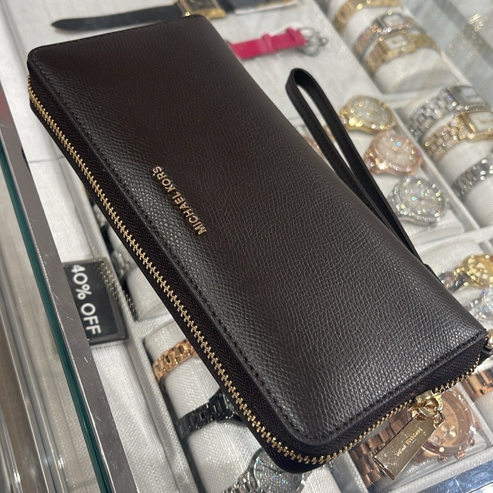 Michael Kors JST Lg Leather Continental Wallet Wristlet Phone Holder
Chocolate